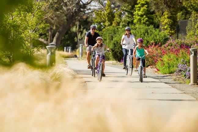 Chị em nội trợ đạp xe cùng gia đình tạo sự gắn kết giữa các thành viên